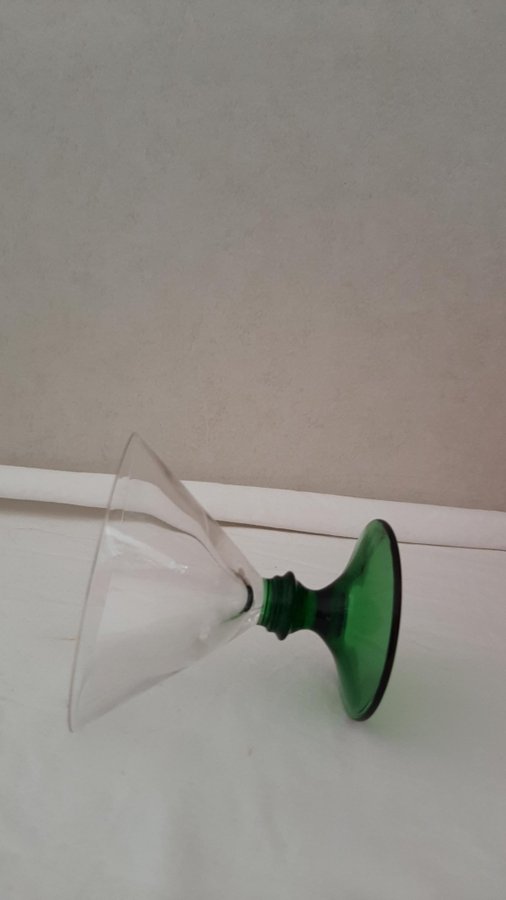 LIKÖRGLAS MED GRÖN FOT GLAS FINT SKICK