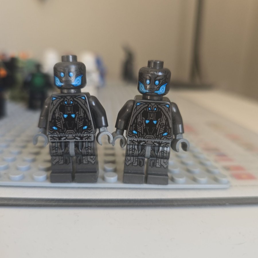 2 st Ultron minifigurer från LEGO Marvel Super Heroes