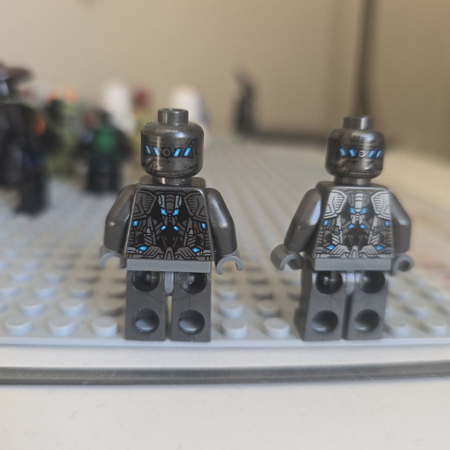 2 st Ultron minifigurer från LEGO Marvel Super Heroes