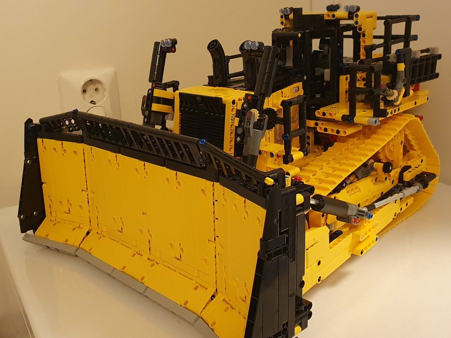 LEGO Technic 42131 CAT D11 Bulldozer