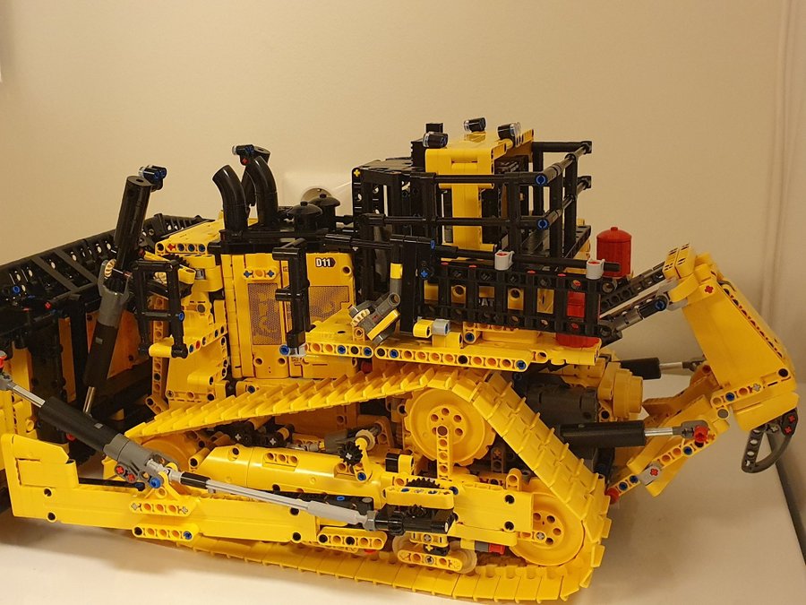 LEGO Technic 42131 CAT D11 Bulldozer