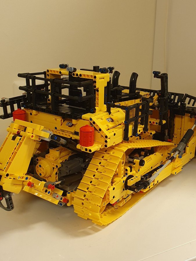 LEGO Technic 42131 CAT D11 Bulldozer