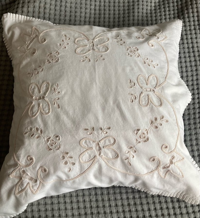 Fransk vintage broderat kuddfodral ljus krämfärgad örngott med broderi