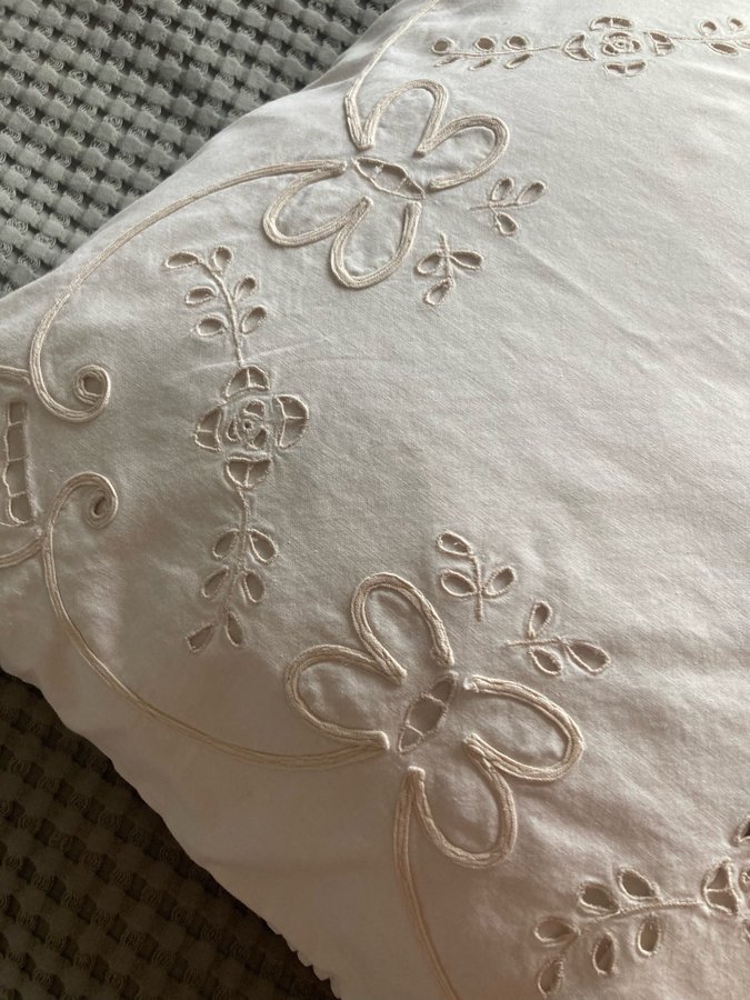 Fransk vintage broderat kuddfodral ljus krämfärgad örngott med broderi