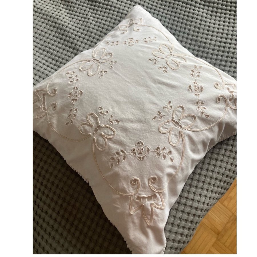 Fransk vintage broderat kuddfodral ljus krämfärgad örngott med broderi