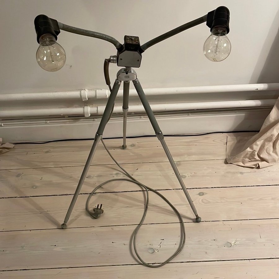 Stativlampa med två lampor