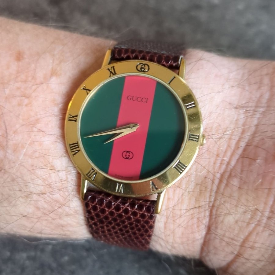 Gucci Klocka med Grön och Röd Urtavla. 33mm Herr . FIN