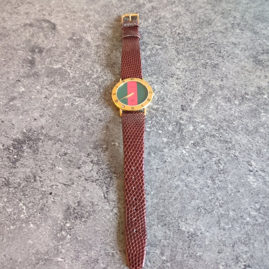 Gucci Klocka med Grön och Röd Urtavla. 33mm Herr . FIN