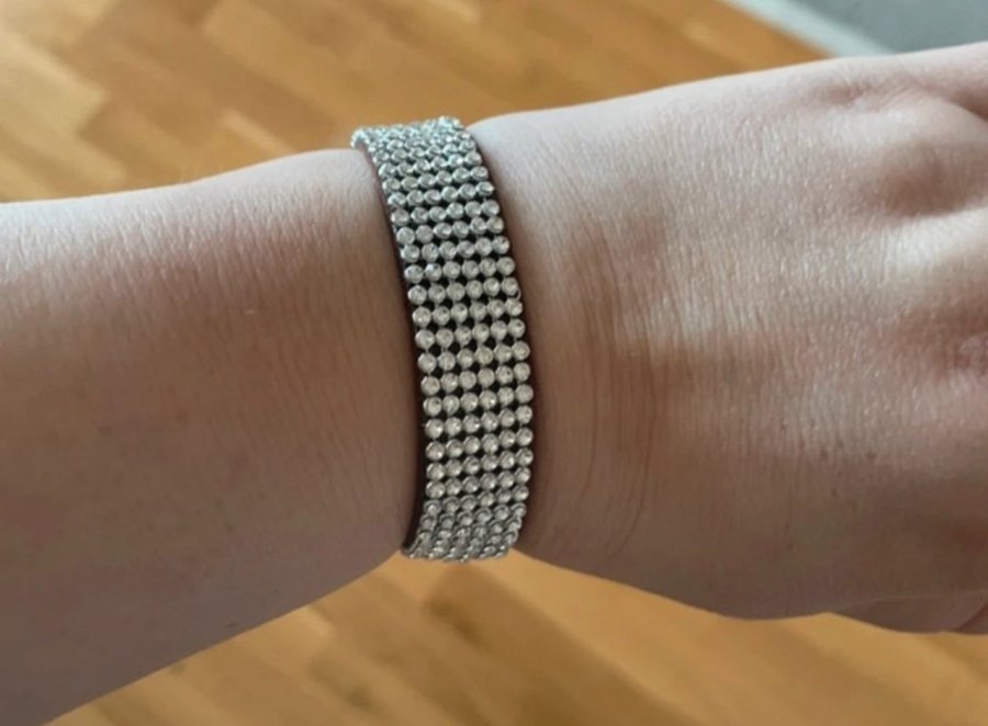 Armband i läder med stenar