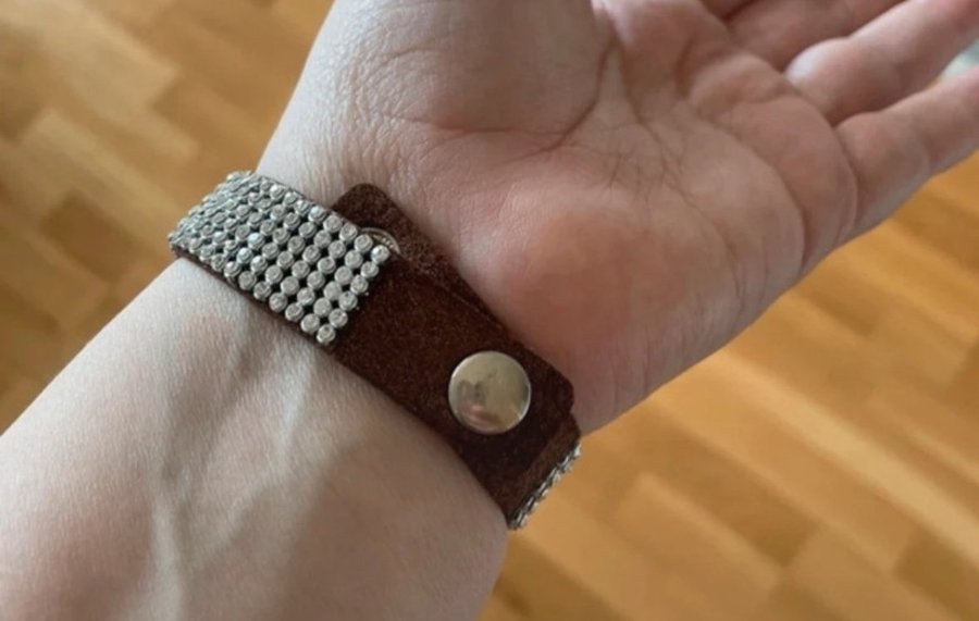 Armband i läder med stenar