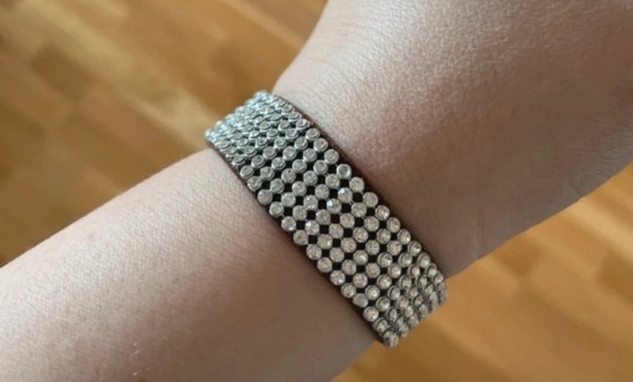 Armband i läder med stenar