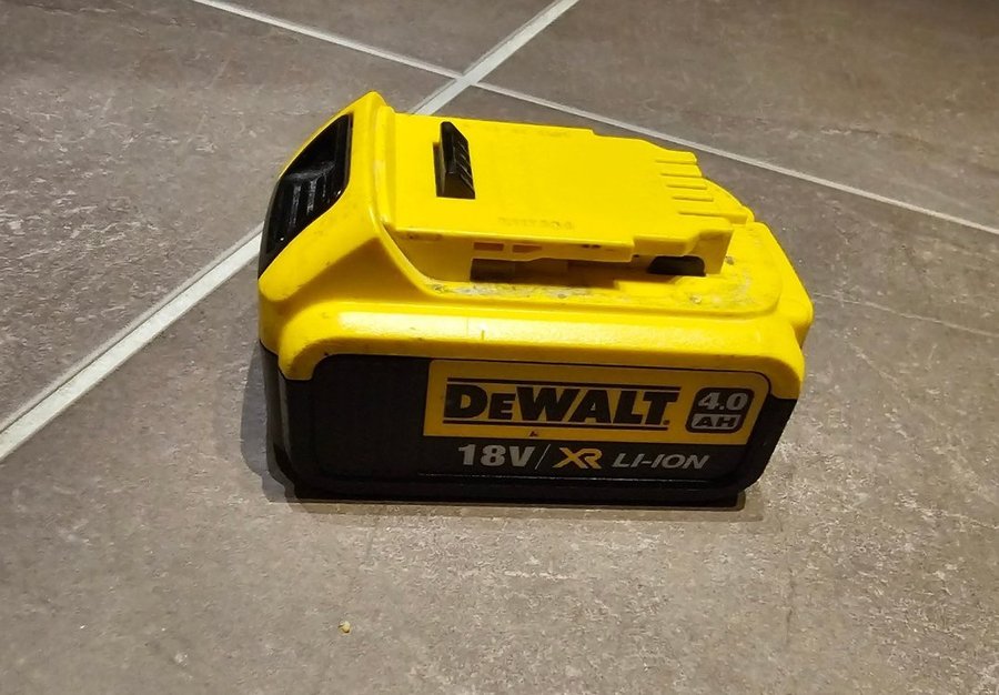 Två st Dewalt 18V XR Batteri och Laddare