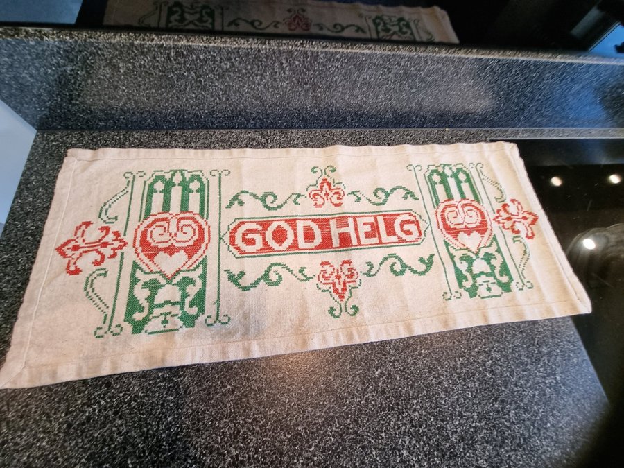 Broderad duk med texten "God helg" Vintage