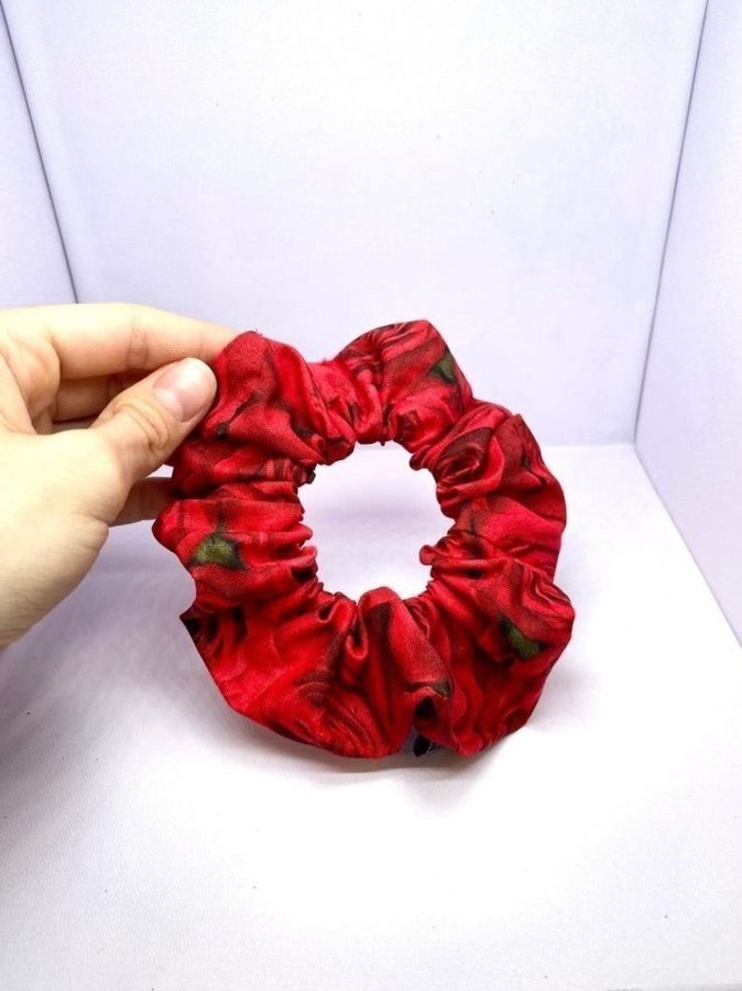 Mini röd rosmönstrad Scrunchie från Enchanted Scrunch NY