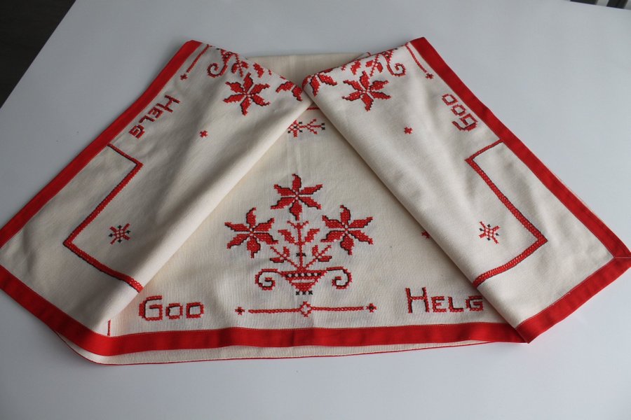 Äldre Broderad Duk med "God Helg" samt Julstjärnor