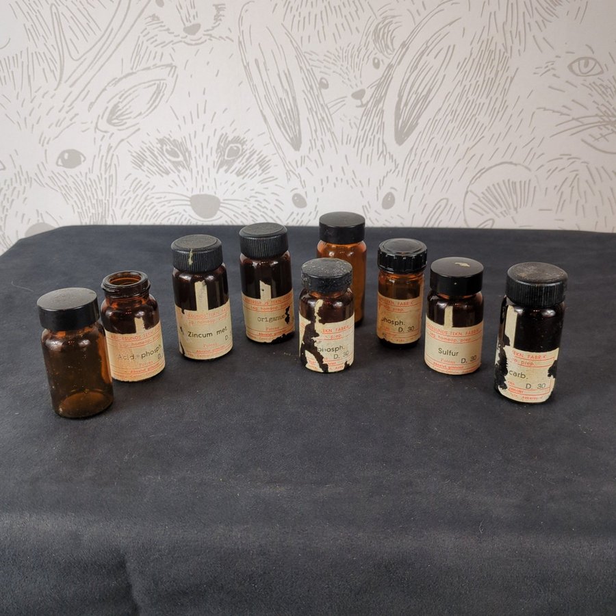 många gamla medicinflaskor, homeopati, apotek, brunt, antik, vintage