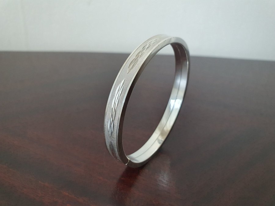 Stelt Silver Armband 830S Diam 18 cm Vikt 20,7 gr Mönster Dekor Stämplad