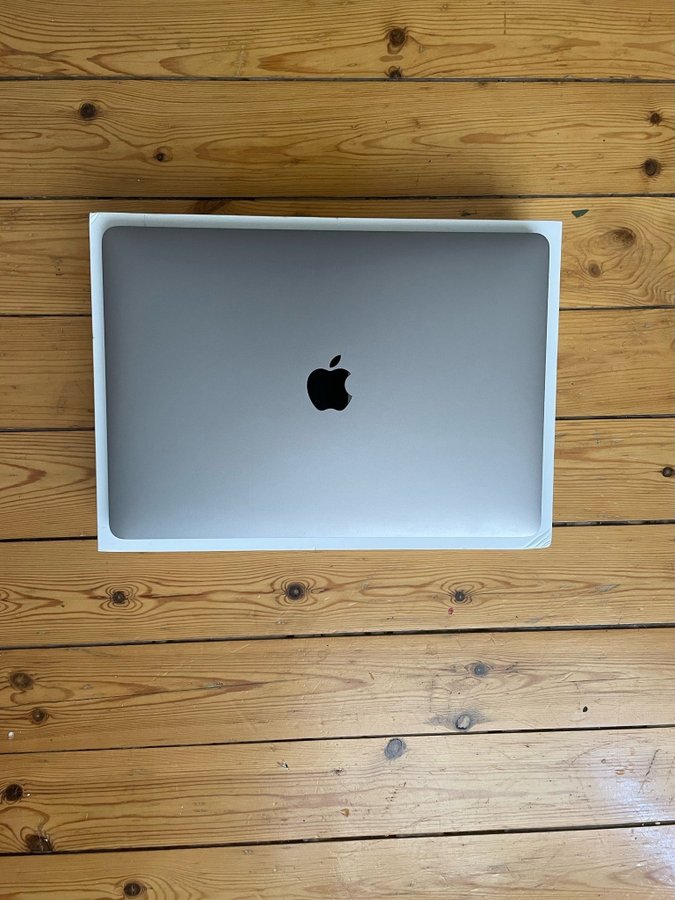 MacBook Pro Late 2017 *spares or repairs*