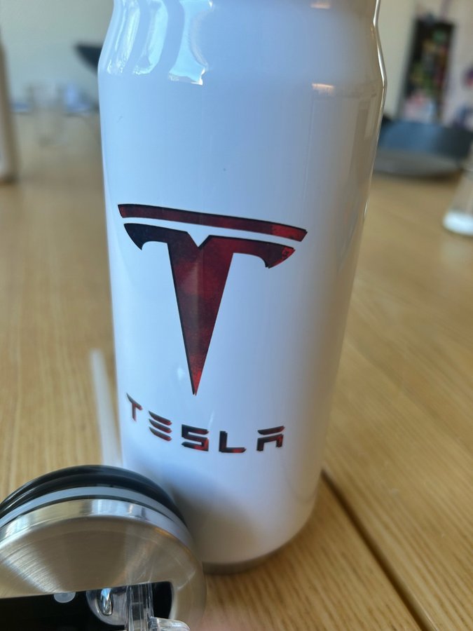 TESLA Termosmugg med sugrör