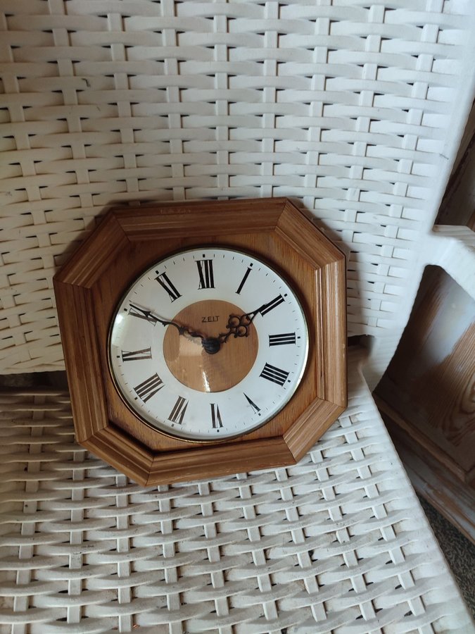 Retro Zeit Quartz väggklocka i trä ,fint design , vintage