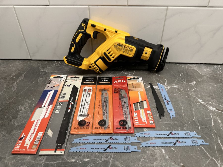 DeWalt Tigersåg DCS367 XR 18v i fint skick inkl 16st nya sågblad.