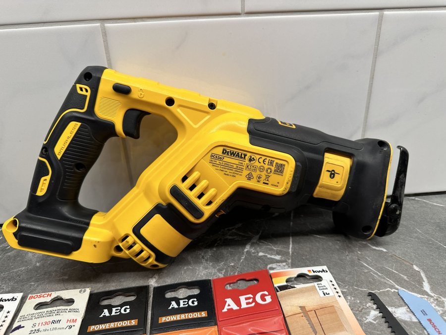 DeWalt Tigersåg DCS367 XR 18v i fint skick inkl 16st nya sågblad.