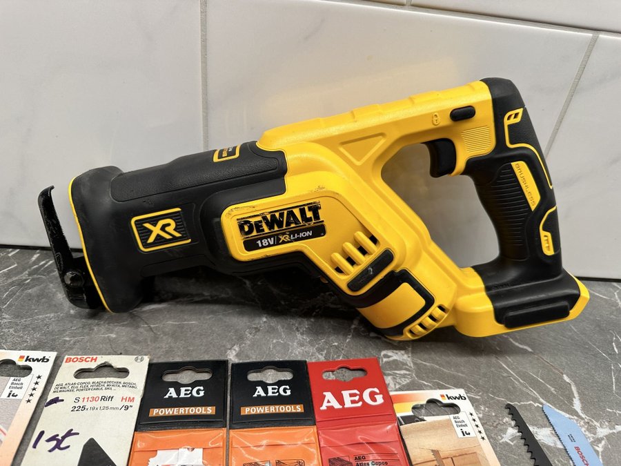 DeWalt Tigersåg DCS367 XR 18v i fint skick inkl 16st nya sågblad.