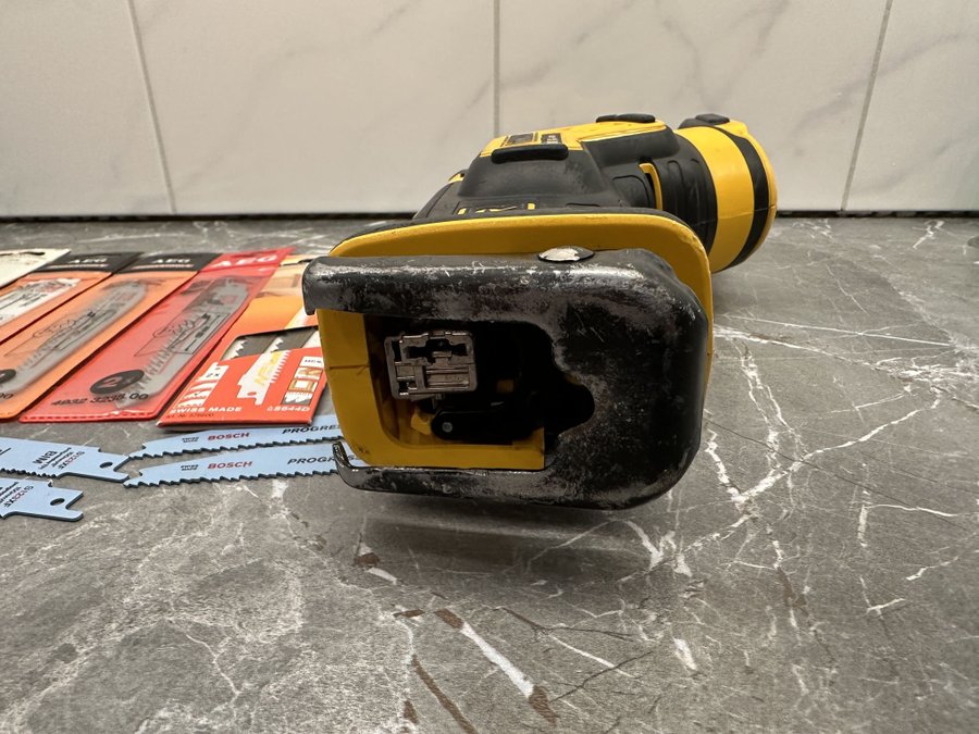 DeWalt Tigersåg DCS367 XR 18v i fint skick inkl 16st nya sågblad.