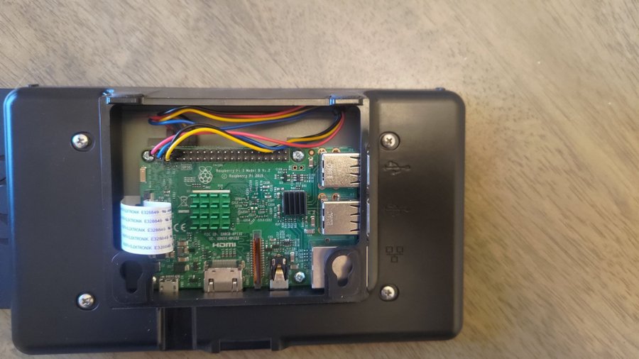 Raspberry pi 3 b v2+7tum touch med case av/på kabel och kylfläns