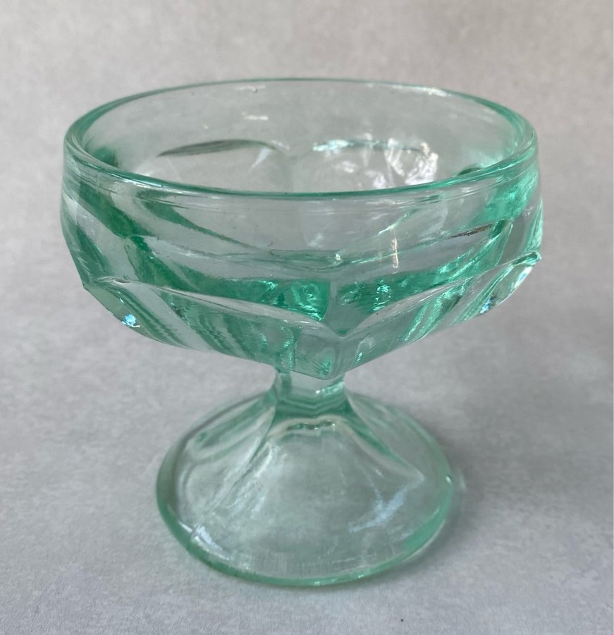 Dessertskål / coupeglas Eda glasbruk 1930 tal uranglas.