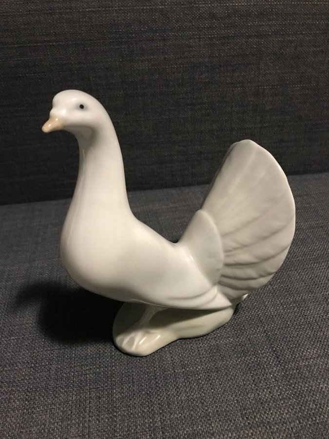 Spansk duvan Porslin figurin fågel Nao ?