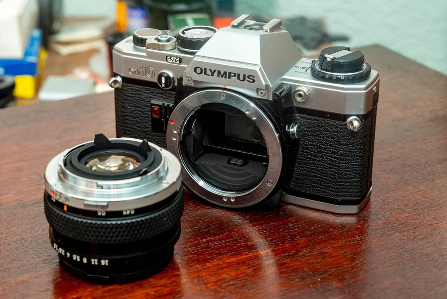 Olympus OM-10 Kamera mit Objektiv und Zubehör