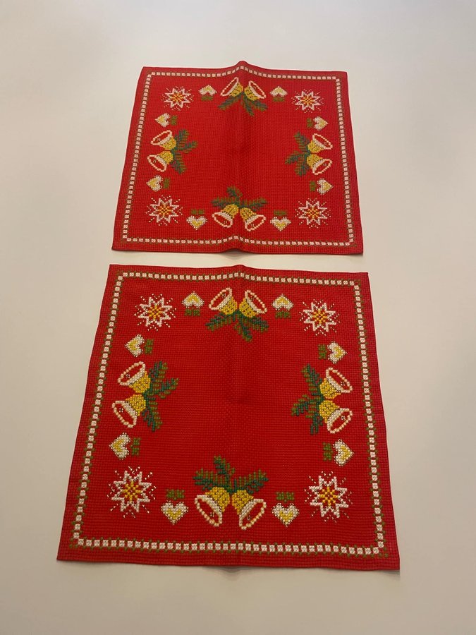 2 st Handbroderade juldukar med klockor