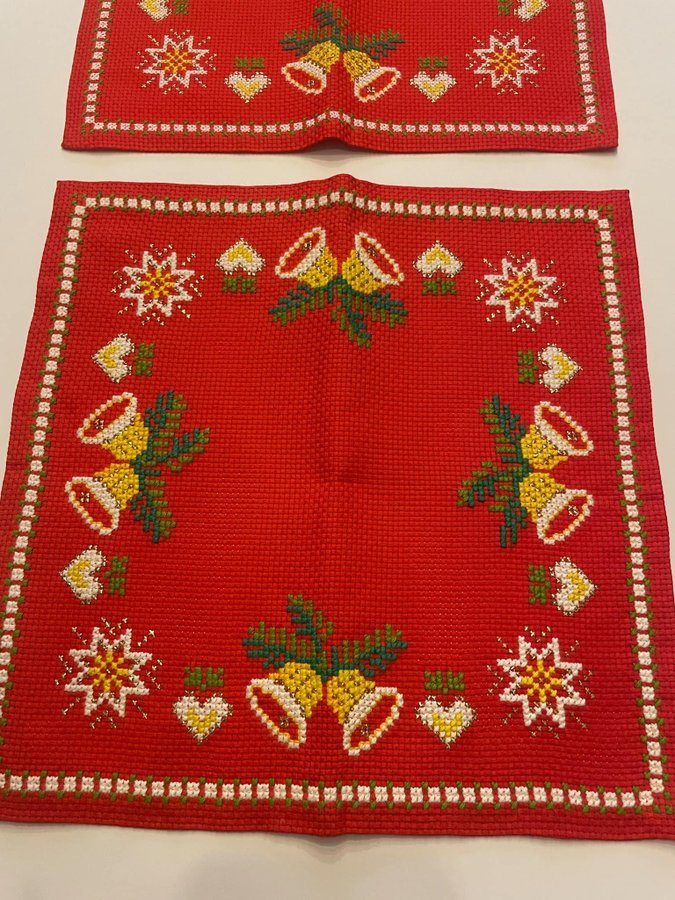 2 st Handbroderade juldukar med klockor