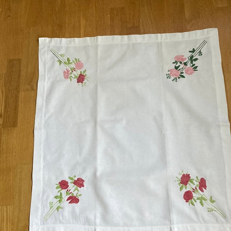 retro broderad duk med blommor 77 x 83 cm