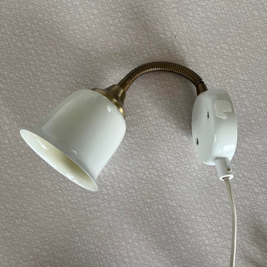 SÄNGLAMPA Globen AB nr 4320 - Sverige retro vintage vägglampa lampa vit mässing