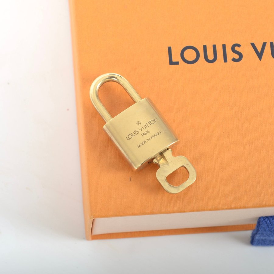 Louis Vuitton Padlock Lås Hänglås Mässing Vintage Berlock Halsband Pendant