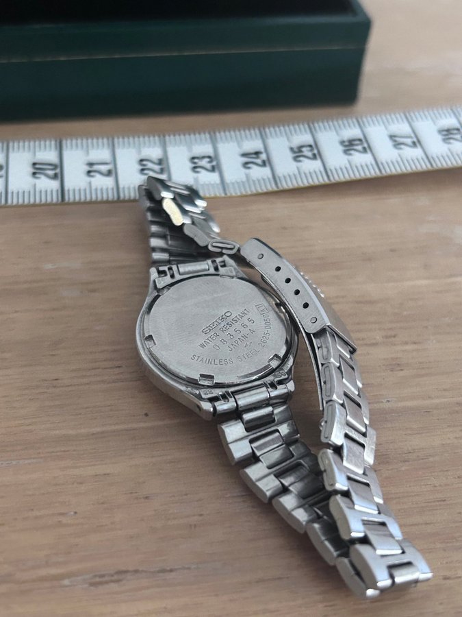 Vintage Seiko SQ Damklocka i Rostfritt Stål - Tidlös Design med Datumvisning