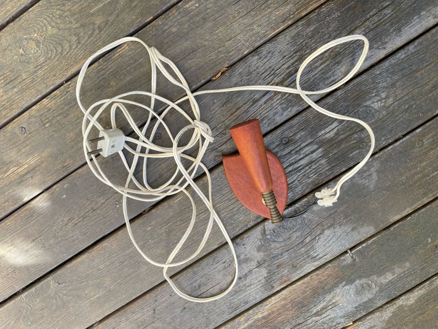 Retro vägglampa i teak och mässing (Laoni belysning, Danmark)