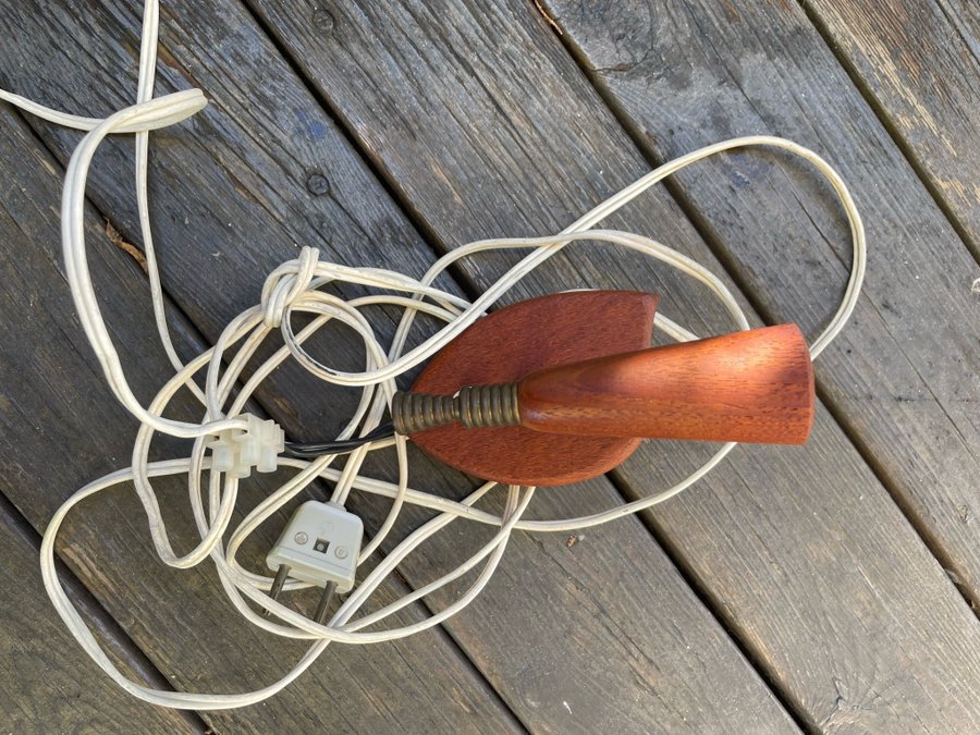 Retro vägglampa i teak och mässing (Laoni belysning, Danmark)