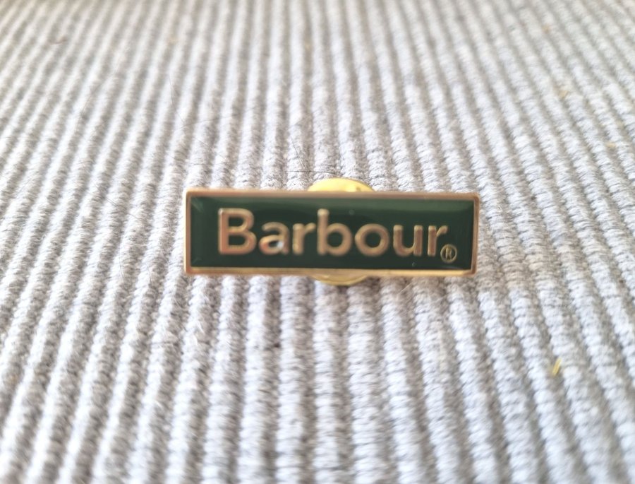 Fin mörkgrön/guld pin från Barbour!