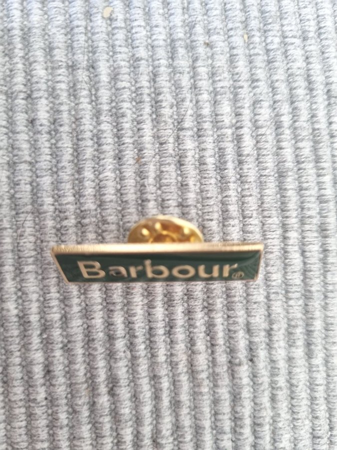 Fin mörkgrön/guld pin från Barbour!