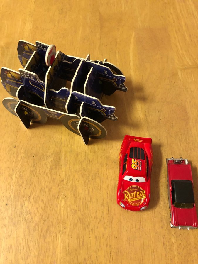 Leksaksbilar bl a Disney Cars och amerikanare/jänkare