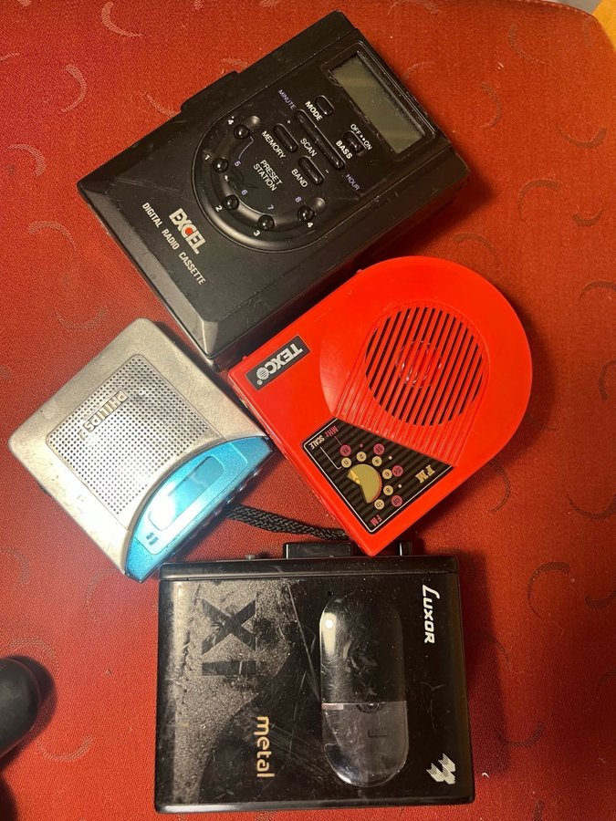 diverse vintage bärbara radio/disk/bandspelare