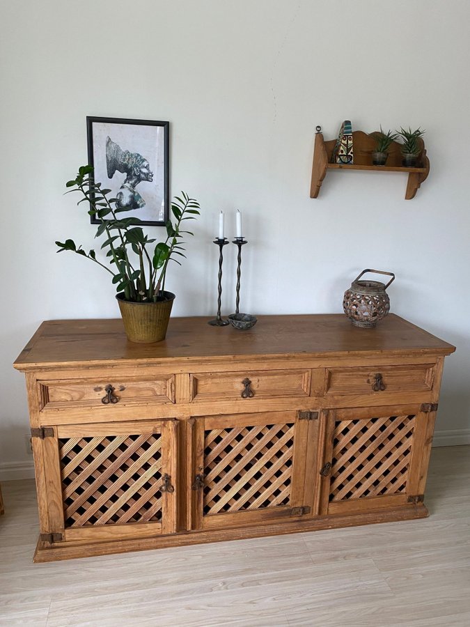 Rustik sideboard (skänk)med Gallerdörrar