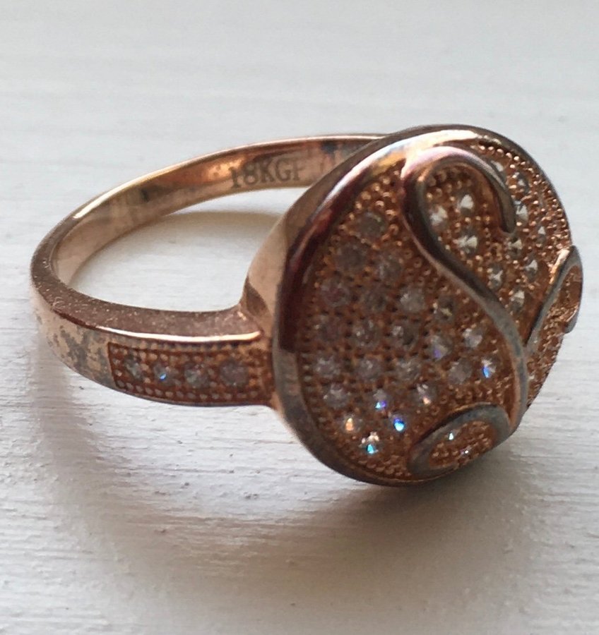 18 KGP ring med strass storlek 18