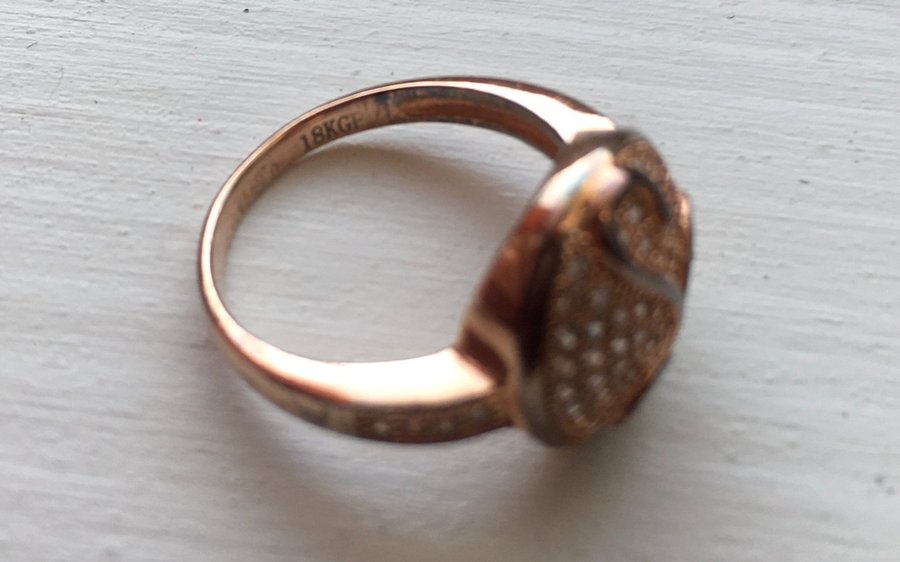 18 KGP ring med strass storlek 18