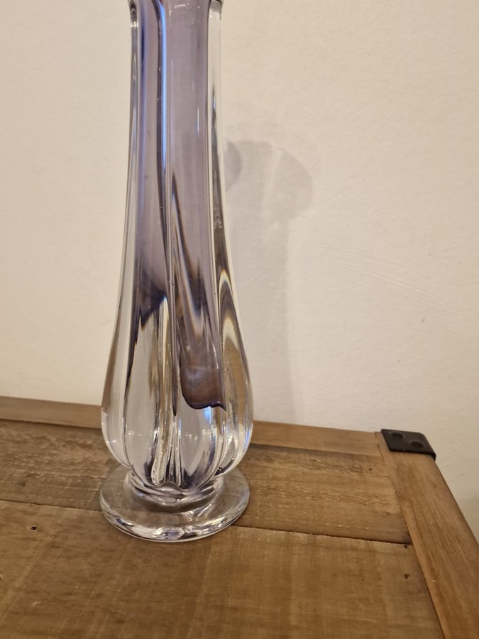 Vas i glas Murano numeriskt signerad på botten höjd 28,5 cm diam cirka 7 cm