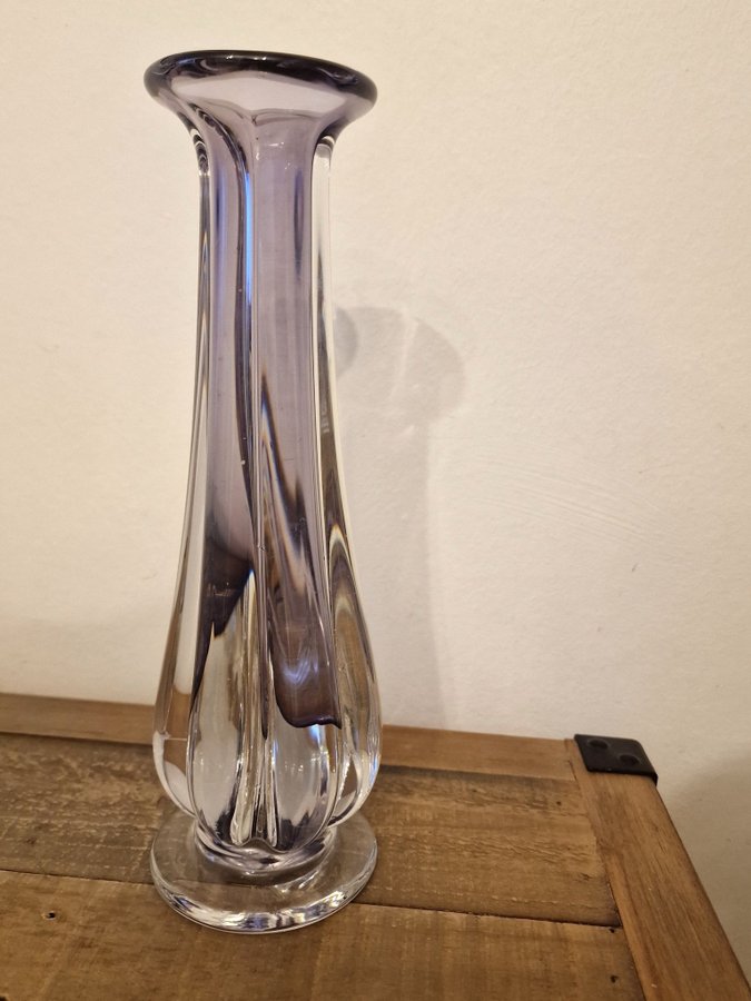 Vas i glas Murano numeriskt signerad på botten höjd 28,5 cm diam cirka 7 cm