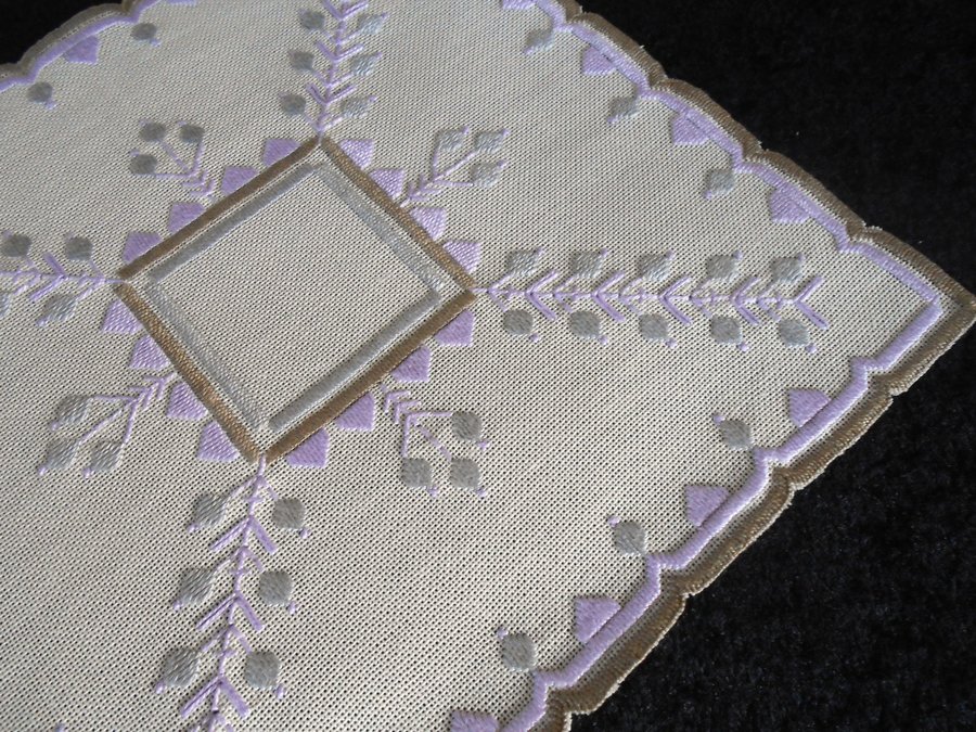 VACKER HANDBRODERAD DUK LILAGRÅTT OCH BEIGE PÅ BEIGE LINNEVÄV 27 X 27 CM